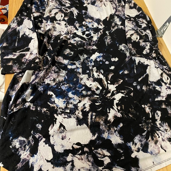 Black, white, grey, blue. Tunic, 1X.  Great for Spring & Easter ! - Picture 8 of 9